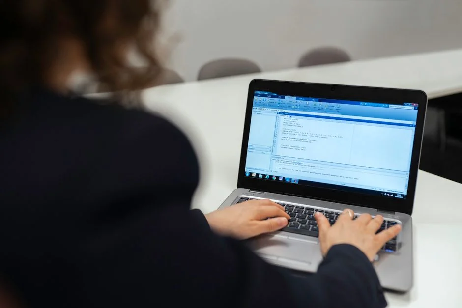 Présentez-vous comme un professionnel grâce à votre nouveau site web. Créez votre propre site sur solidpixels.